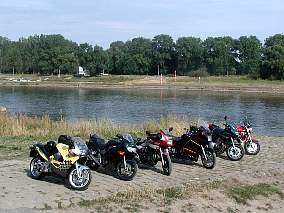 Motorrder parken an der Elbe