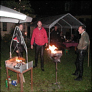 Karsten (links), Wolfgang (mitte) und Christian (rechts) am Grill