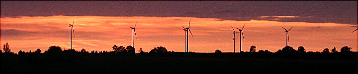 Skyline nach Sonnenuntergang mit Windmhlen, Klein-Mutz