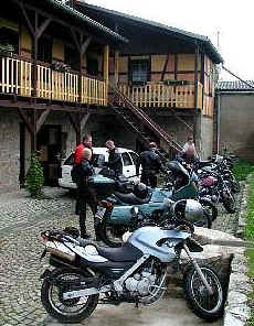 Motorrder vor der Unterkunft im Rittergut Ltzensmmern