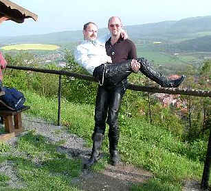 Wolfgang mit Edgar am Aussichtspunkt am Fue der Burg Normanstein, Treffurt