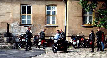Motorrder vor Schloss Glisno