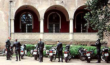 Motorrder vor dem Schloss Lubniewice